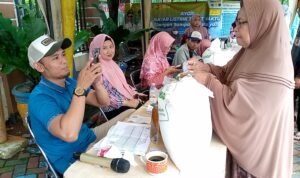 Bulog Kembali Salurkan Bantuan Beras dan Minyak Kepada 1.032 KPM di Tangerang