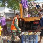 Personel Kodim 0510 Tigaraksa Terjun ke Lapangan Bersihkan Sampah