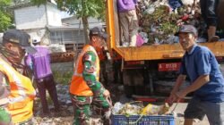 Personel Kodim 0510 Tigaraksa Terjun ke Lapangan Bersihkan Sampah
