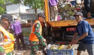 Personel Kodim 0510 Tigaraksa Terjun ke Lapangan Bersihkan Sampah