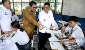 Maryono Dampingi Gubernur Banten Tinjau SPMB di Kota Tangerang 