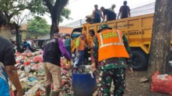 TNI Peduli Lingkungan, Satgas Kodim 0510 Tigaraksa Bersama Warga Bersihkan Sampah