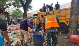 TNI Peduli Lingkungan, Satgas Kodim 0510 Tigaraksa Bersama Warga Bersihkan Sampah