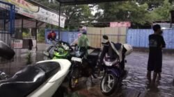Banjir Setinggi Lutut Orang Dewasa Genangi Jalan Gempol Raya Tangerang