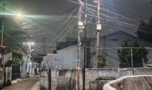 Tunggu Intruksi Satpol PP, Tiang Internet Ilegal di Karang Tengah Bakal Ditertibkan