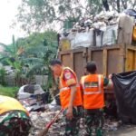 Personel Kodim 0506 Tangerang Bersama Masyarakat Bersihkan Sampah