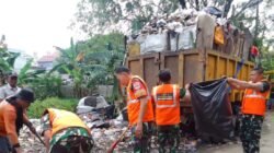 Personel Kodim 0506 Tangerang Bersama Masyarakat Bersihkan Sampah