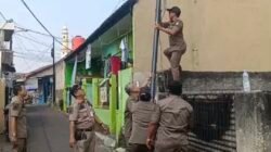 Tiang Internet Ilegal di Karang Tengah Dicabut Petugas Trantib