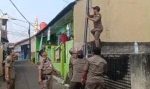 Tiang Internet Ilegal di Karang Tengah Dicabut Petugas Trantib