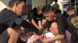 GRIB Jaya Bersama MT Al Hidayah Salurkan 200 Paket Daging Kurban ke Warga