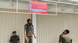 Satpol PP Segel Bangunan Minimarket di Tangerang Tanpa Izin Resmi