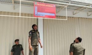 Satpol PP Segel Bangunan Minimarket di Tangerang Tanpa Izin Resmi