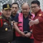 Pakai Rompi Pink Kejagung, Eks Kepala BGN Dadan Hindayana Tertunduk Lesu