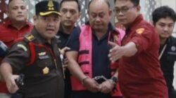 Pakai Rompi Pink Kejagung, Eks Kepala BGN Dadan Hindayana Tertunduk Lesu