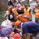 Jaga Kebersihan Lingkungan, Satgas Koramil 13 Cisoka Bersihkan Tumpukan Sampah
