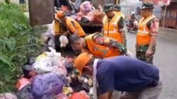 Jaga Kebersihan Lingkungan, Satgas Koramil 13 Cisoka Bersihkan Tumpukan Sampah