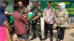 On The Spot Kodim 0506, Koramil 01 Tangerang Bagikan 50 Paket Sembako untuk Warga