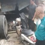 Truk Kontainer Meluncur Mundur Tubruk Pangkalan Ojek dan Rusak 3 Motor di Tangerang