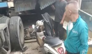 Truk Kontainer Meluncur Mundur Tubruk Pangkalan Ojek dan Rusak 3 Motor di Tangerang