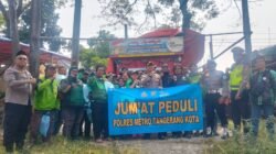 Perkuat Kepedulian, Polres Metro Tangerang Kota Salurkan Sebako ke Ojol