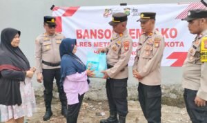 Polsek Neglasari Salurkan 100 Paket Sembako untuk Warga Jelang HUT Bhayangkara