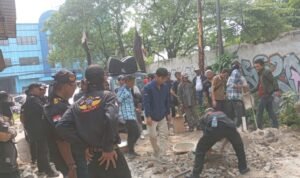 Jalan di Cipondoh Kota Tangerang yang Ditutup Akhirnya Dibongkar Massa Ormas