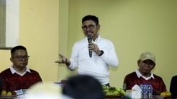 Semarak HUT RI, Wali Kota Tangerang Buka Turnamen Badminton Antar Kelurahan di Cipondoh