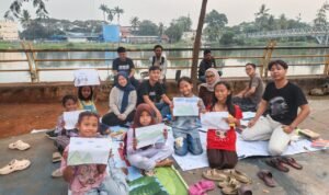 Perpustakaan Mini Pemkot Tangerang Terkunci, Mahasiswa Hidupkan Literasi di Atas Terpal