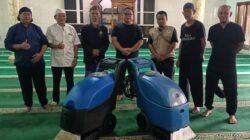 Harap Ridho Allah, Al Fajr Peduli Bersih-bersih Masjid Jami Ibadillahis Sholihin
