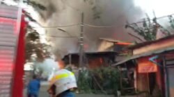 Kebakaran Landa Pabrik Dupa di Tangerang, Damkar Berjibaku Padamkan Api