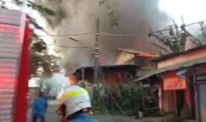 Kebakaran Landa Pabrik Dupa di Tangerang, Damkar Berjibaku Padamkan Api
