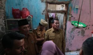 Maesyal Tinjau Rumah Warga Gunung Kaler Roboh Diterjang Puting Beliung
