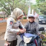 Satpol PP Kabupaten Tangerang Bagikan Bendera Pada Masyarakat Sambut HUT RI