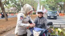 Satpol PP Kabupaten Tangerang Bagikan Bendera Pada Masyarakat Sambut HUT RI
