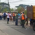 TNI bersama DLH Bersihkan Timbunan Sampah di Kronjo Tangerang