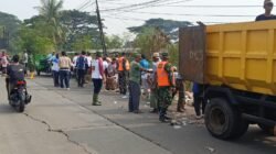 TNI bersama DLH Bersihkan Timbunan Sampah di Kronjo Tangerang