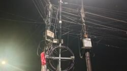 Tetap Pasang Kabel, Petugas Trantibum Bakal Kembali Tindak Tiang Internet Ilegal di Karang Tengah