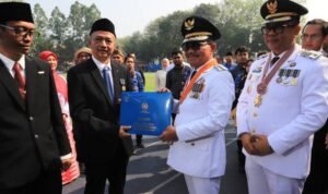 30 Tahun Mengabdi Tanpa Lelah, Guru Inspiratif Kota Tangerang Diganjar Penghargaan Satyalencana