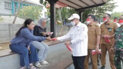 Wakil Wali Kota Tangsel Bagikan Ribuan Masker ke Warga