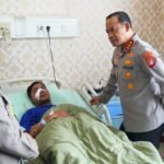 Jenguk Personel dan Pengemudi Ojol yang Dirawat, Kapolda Metro Jaya Beri Semangat