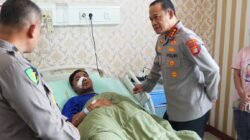 Jenguk Personel dan Pengemudi Ojol yang Dirawat, Kapolda Metro Jaya Beri Semangat