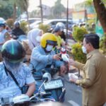 Dampak Erupsi Anak Krakatau, Wali Kota Tangerang Terjun Langsung Bagikan Masker