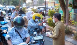 Dampak Erupsi Anak Krakatau, Wali Kota Tangerang Terjun Langsung Bagikan Masker