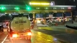 Armada Damkar Tertahan di Pintu Tol Saat Kebakaran TPS Liar di Tangerang, Petugas Sempat Terhambat