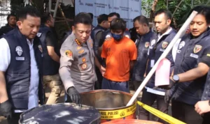 Polres Jakbar Bongkar Pabrik Oli Palsu di Cengkareng, 3 Pelaku Diamankan