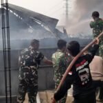 TNI Bantu BPBD Padamkan Kebakaran Pabrik Plastik di Tangerang