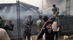 TNI Bantu BPBD Padamkan Kebakaran Pabrik Plastik di Tangerang