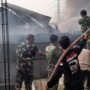 TNI Bantu BPBD Padamkan Kebakaran Pabrik Plastik di Tangerang