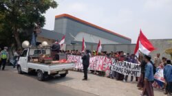 Diduga Langgar Perizinan, Ratusan Santri di Tangerang Grudug PT DAP
