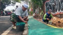 Gotong Royong Lawan Sampah Liar, Warga Tangerang Sulap Trotoar Kumuh jadi Bersih dan Indah